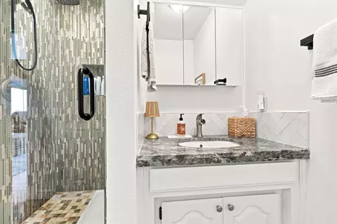 Bath - 2630 Maple Ave, Morro Bay, CA 93442 photo 2 of 5