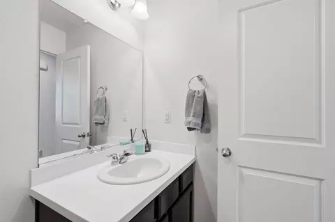 Bath - 2244 Eldridge Ave, Tulare, CA 93274 photo 2 of 4