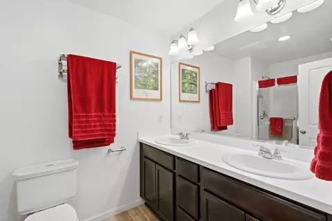 Bath - 2244 Eldridge Ave, Tulare, CA 93274 photo 3 of 4
