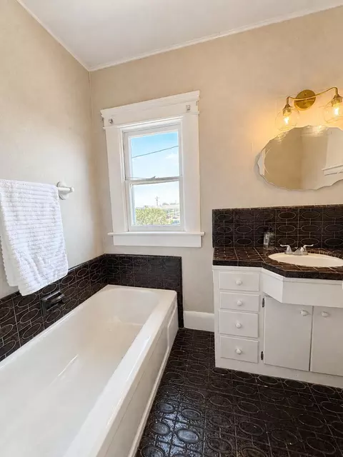 Bath - 1041 S Kaweah Ave, Exeter, CA 93221 photo 2 of 2