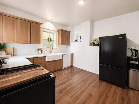Kitchen - 1041 S Kaweah Ave, Exeter, CA 93221 photo 1 of 2