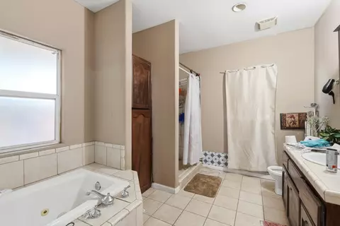 Bath - 471 N Evans Rd, Tipton, CA 93272 photo 1 of 2