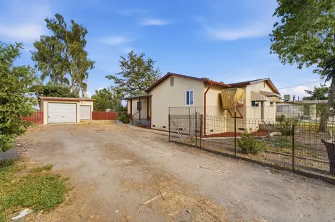 Exterior - 1707 7th Ave, Corcoran, CA 93212 photo 4 of 12
