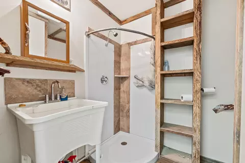 Bath - 57716 Fox Dr, Springville, CA 93265 photo 5 of 6