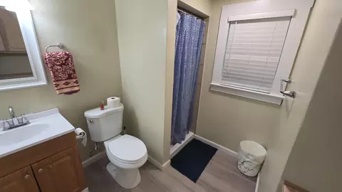 Bath - 307 N Orange Ave, Exeter, CA 93221 photo 1 of 1