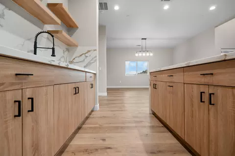 Entry Way - 556 High Sierra Dr, Exeter, CA 93221 photo 8 of 17