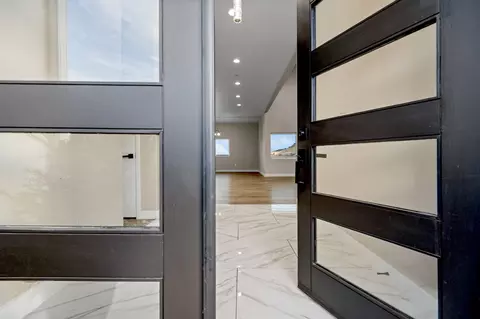 Entry Way - 556 High Sierra Dr, Exeter, CA 93221 photo 3 of 17