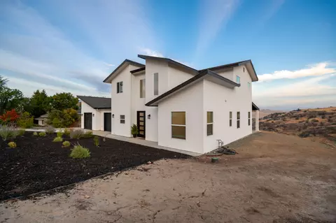 Exterior - 556 High Sierra Dr, Exeter, CA 93221 photo 9 of 19