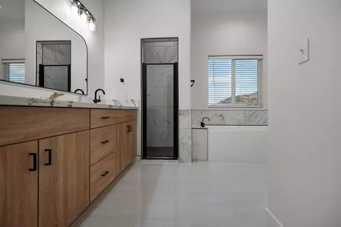 Bath - 556 High Sierra Dr, Exeter, CA 93221 photo 8 of 12