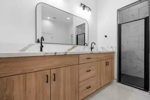 Bath - 556 High Sierra Dr, Exeter, CA 93221 photo 3 of 12