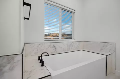 Bath - 556 High Sierra Dr, Exeter, CA 93221 photo 7 of 12