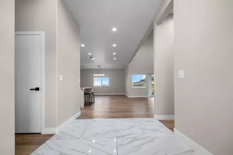 Entry Way - 556 High Sierra Dr, Exeter, CA 93221 photo 7 of 17