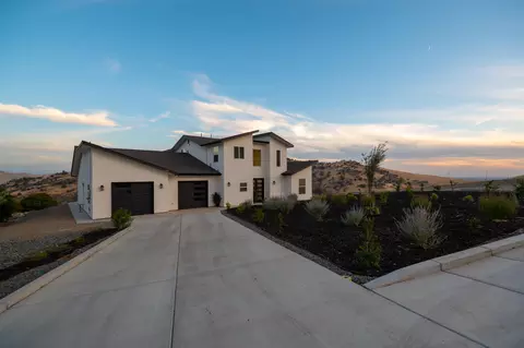 Exterior - 556 High Sierra Dr, Exeter, CA 93221 photo 6 of 19