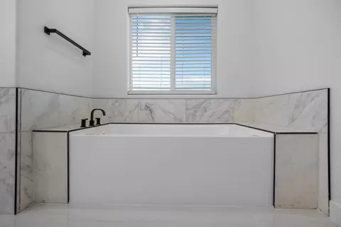 Bath - 556 High Sierra Dr, Exeter, CA 93221 photo 2 of 12