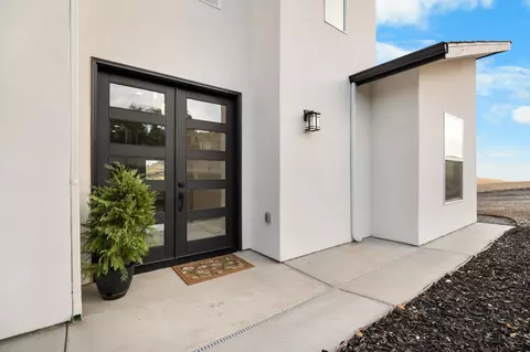 Exterior - 556 High Sierra Dr, Exeter, CA 93221 photo 5 of 19
