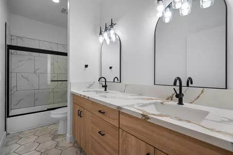 Bath - 556 High Sierra Dr, Exeter, CA 93221 photo 9 of 12