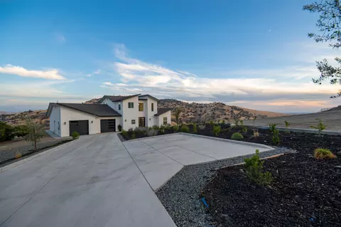 Exterior - 556 High Sierra Dr, Exeter, CA 93221 photo 7 of 19