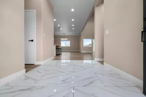 Entry Way - 556 High Sierra Dr, Exeter, CA 93221 photo 4 of 17