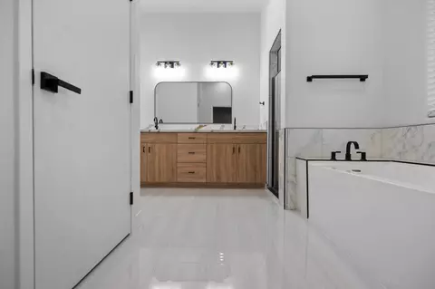 Bath - 556 High Sierra Dr, Exeter, CA 93221 photo 1 of 12