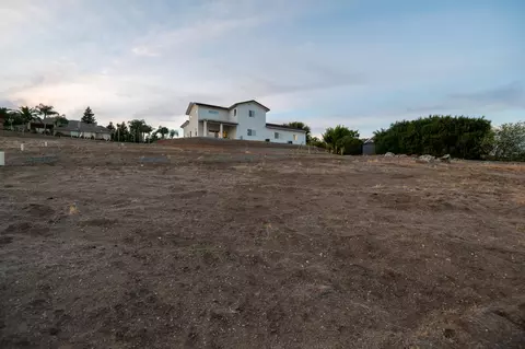 Exterior - 556 High Sierra Dr, Exeter, CA 93221 photo 12 of 19
