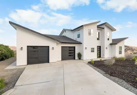 Exterior - 556 High Sierra Dr, Exeter, CA 93221 photo 3 of 19
