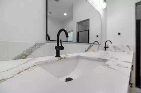 Bath - 556 High Sierra Dr, Exeter, CA 93221 photo 4 of 12