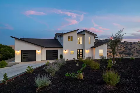 Exterior - 556 High Sierra Dr, Exeter, CA 93221 photo 14 of 19