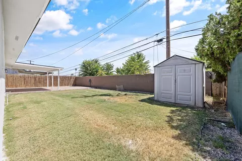 Exterior - 883 Clover Ln, Hanford, CA 93230 photo 9 of 10