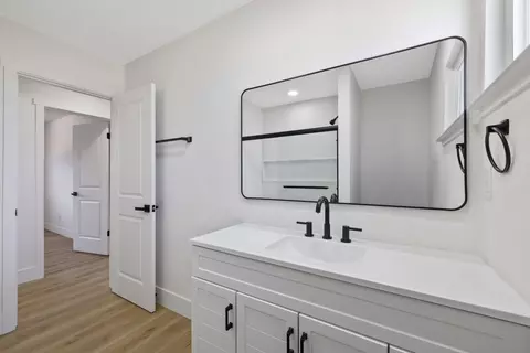 Bath - 883 Clover Ln, Hanford, CA 93230 photo 2 of 3
