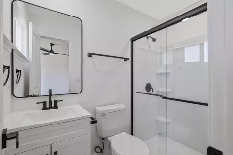 Bath - 883 Clover Ln, Hanford, CA 93230 photo 3 of 3