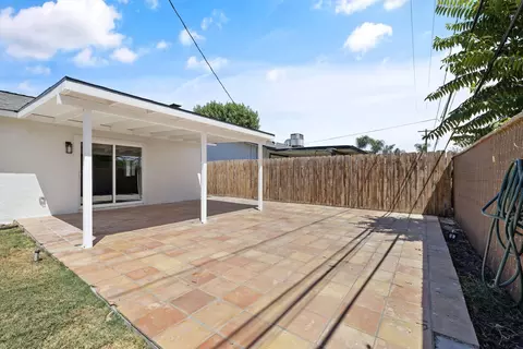 Exterior - 883 Clover Ln, Hanford, CA 93230 photo 8 of 10