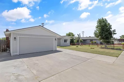 Exterior - 883 Clover Ln, Hanford, CA 93230 photo 2 of 10