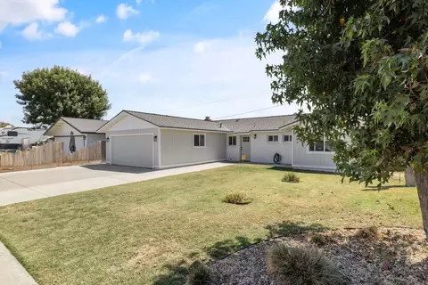 Exterior - 883 Clover Ln, Hanford, CA 93230 photo 3 of 10