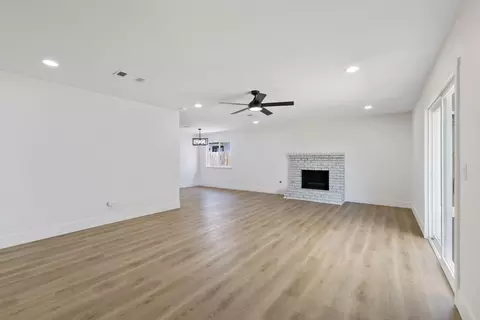 Living - 883 Clover Ln, Hanford, CA 93230 photo 2 of 4