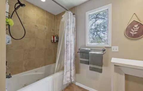 Bath - 42794 Kaweah River Dr, Three Rivers, CA 93271 photo 3 of 5