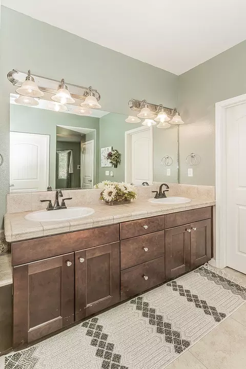 Bath - 843 Bellis Ave, Dinuba, CA 93618 photo 2 of 5