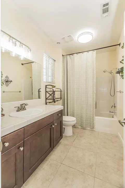 Bath - 843 Bellis Ave, Dinuba, CA 93618 photo 5 of 5