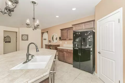 Kitchen - 843 Bellis Ave, Dinuba, CA 93618 photo 4 of 6
