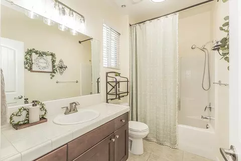 Bath - 843 Bellis Ave, Dinuba, CA 93618 photo 4 of 5