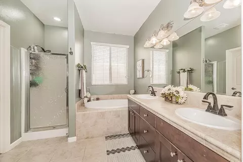 Bath - 843 Bellis Ave, Dinuba, CA 93618 photo 3 of 5