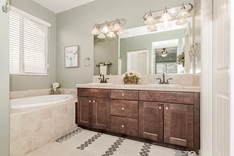 Bath - 843 Bellis Ave, Dinuba, CA 93618 photo 1 of 5