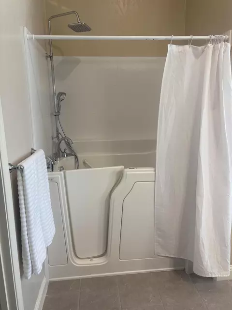 Bath - 3615 E Westcott Ave, Visalia, CA 93292 photo 1 of 8