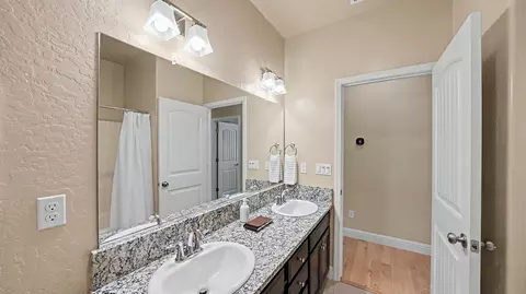 Bath - 3615 E Westcott Ave, Visalia, CA 93292 photo 8 of 8