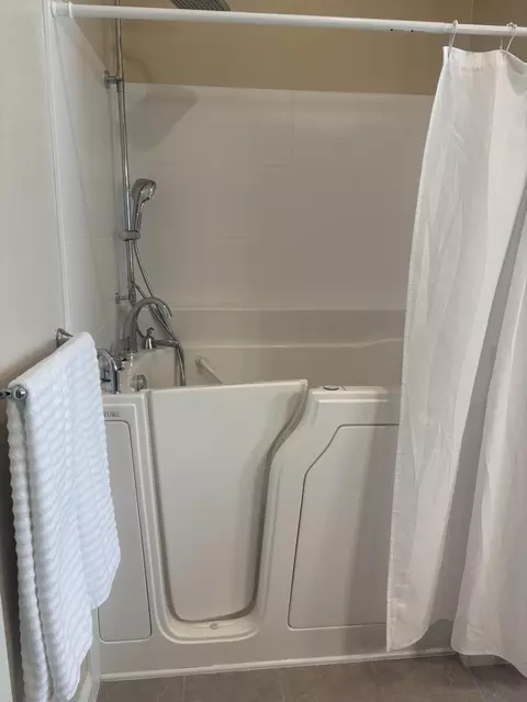 Bath - 3615 E Westcott Ave, Visalia, CA 93292 photo 2 of 8