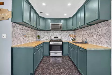 Kitchen - 13065 Avenue 404, Cutler, CA 93615 photo 1 of 1