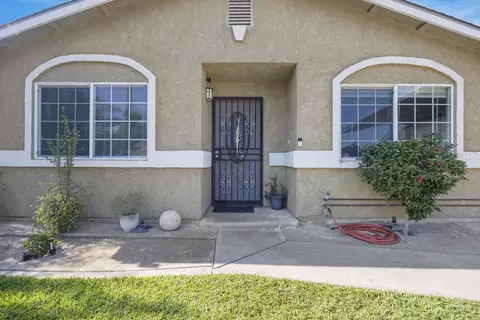 Exterior - 13065 Avenue 404, Cutler, CA 93615 photo 2 of 5