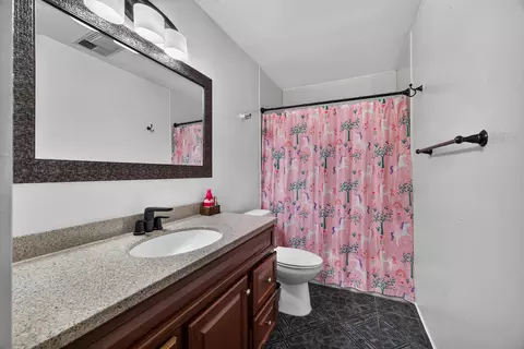 Bath - 13065 Avenue 404, Cutler, CA 93615 photo 1 of 1