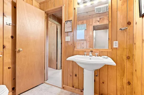 Bath - 357 Grandview Dr, Springville, CA 93265 photo 2 of 5