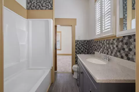 Bath - 112 Irwin Ct, Hanford, CA 93230 photo 1 of 2