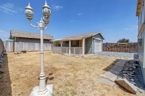 Exterior - 112 Irwin Ct, Hanford, CA 93230 photo 11 of 18